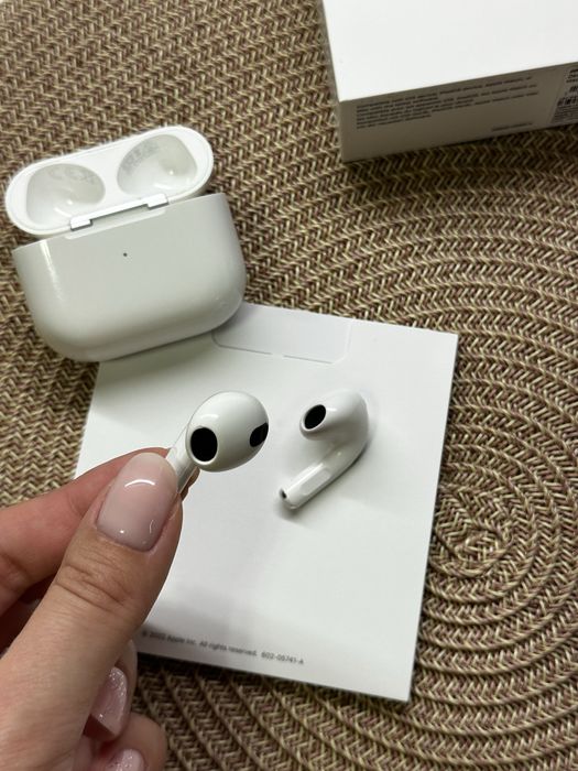 AirPods 3, с кутия