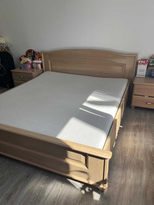 Pat de 2 persoane, din lemn masiv de nuc