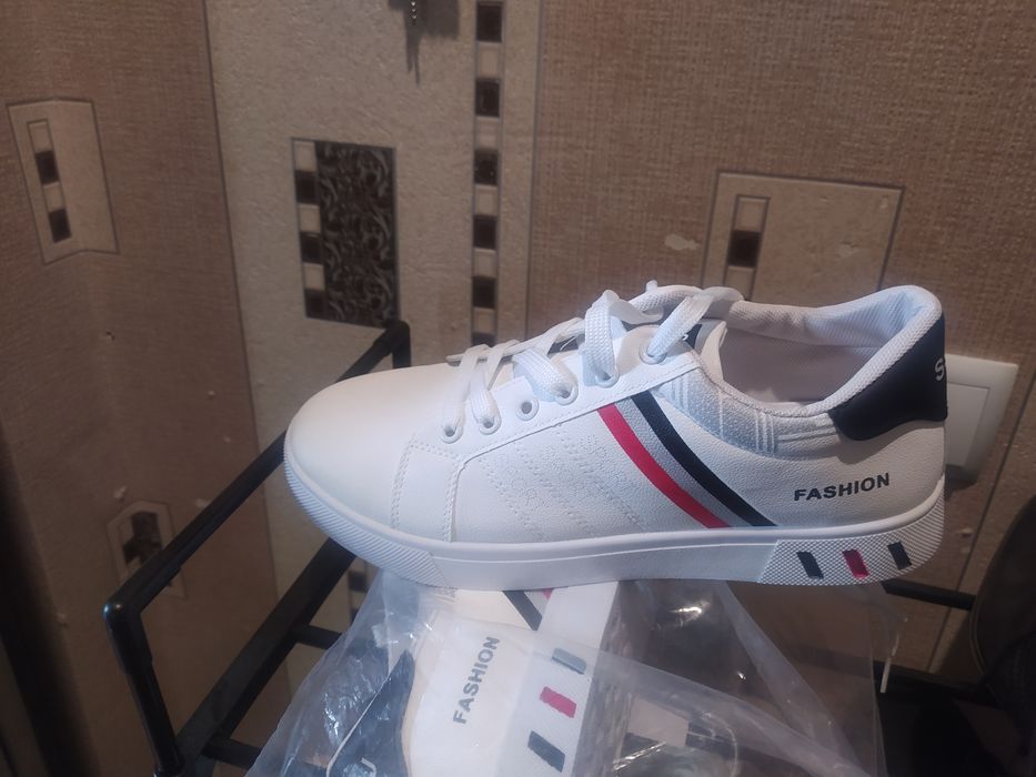 Продам кроссовки