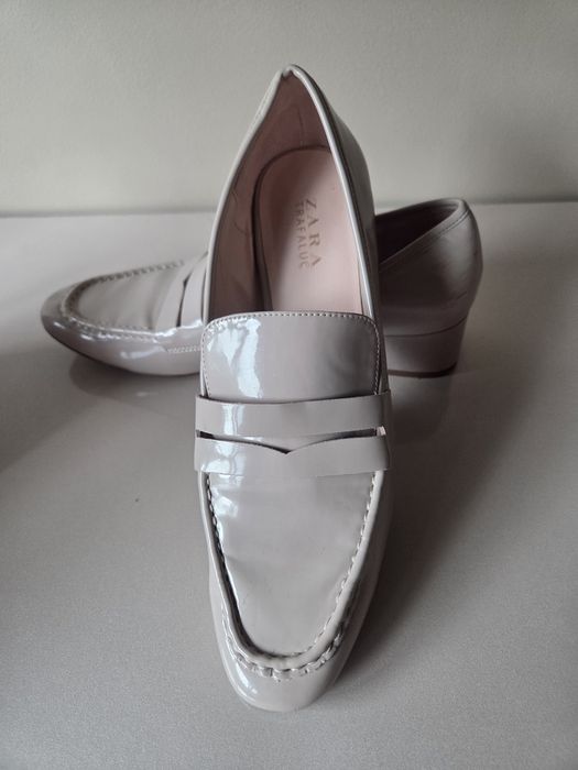 Бежави обувки на Zara