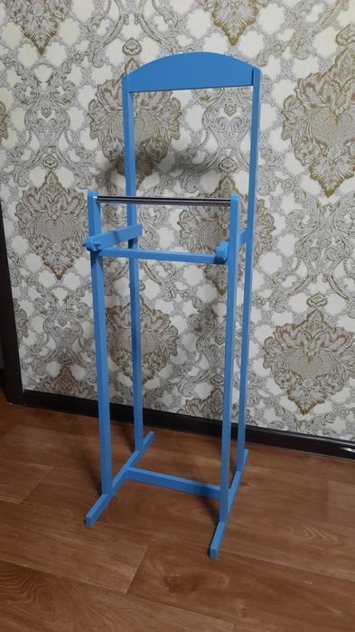Продаётся вешалка напольная для детей.