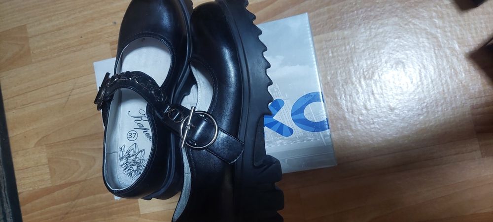 Продам туфли модные. отлично для школьниц.