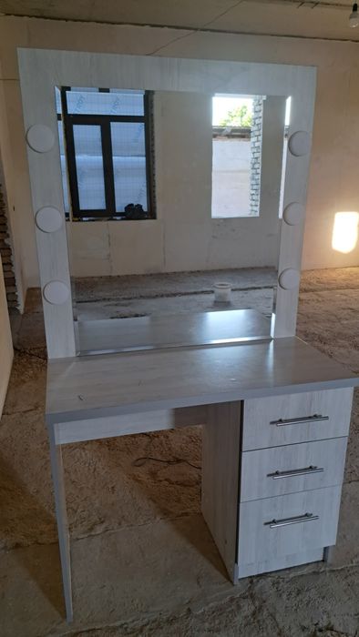 Парикмахерский стол сотилади