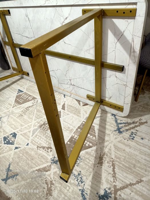 Продам кухонный стол, без стульев