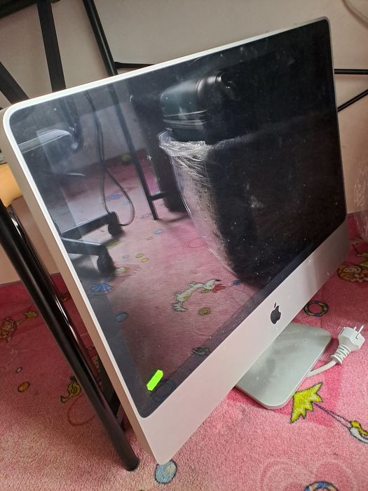 Monitorul Apple cinema