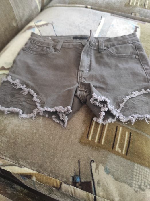 Pantaloni scurți ,mărimea 14.