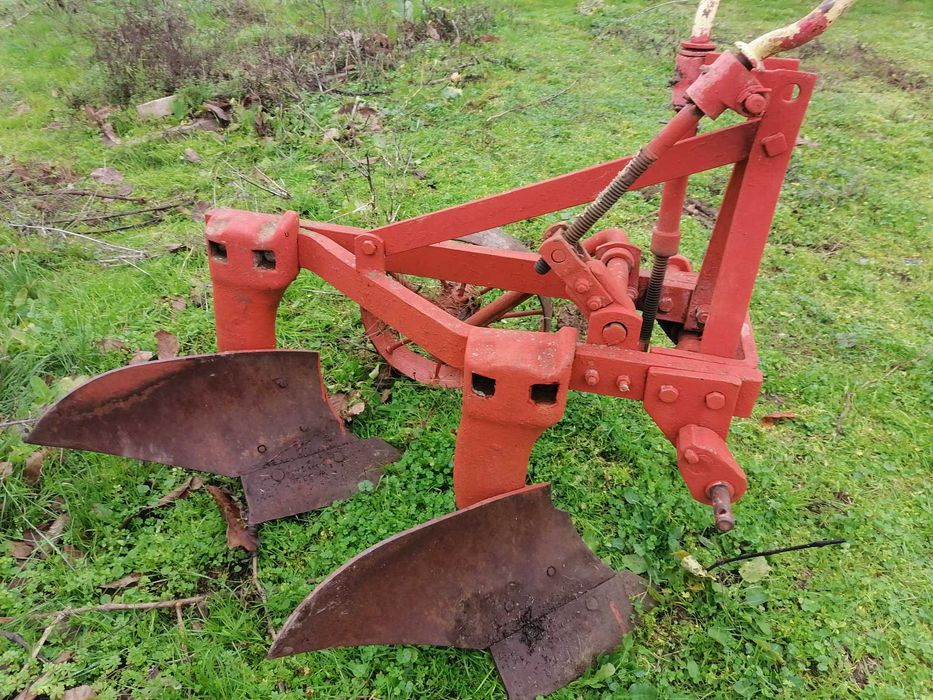 Продавам трактор DT 20  5500лв и инвентар  и ремарке самосвал