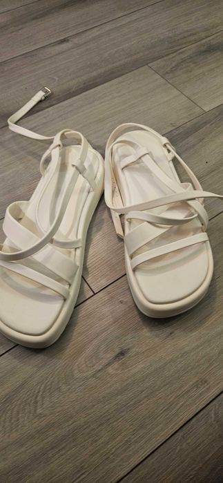 Сандали Bershka, кремави, 37 размер