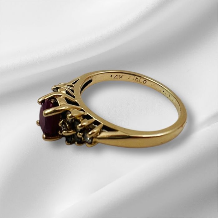 златен пръстен с рубин и диаманти!