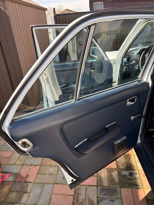 MERCEDES-BENZ E-Class 1977 — imagine 3