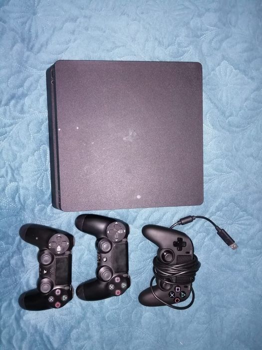 Consola PS 4 și 3 manete