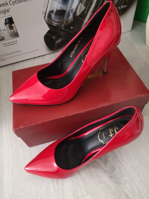 Продам счастливые красные туфли