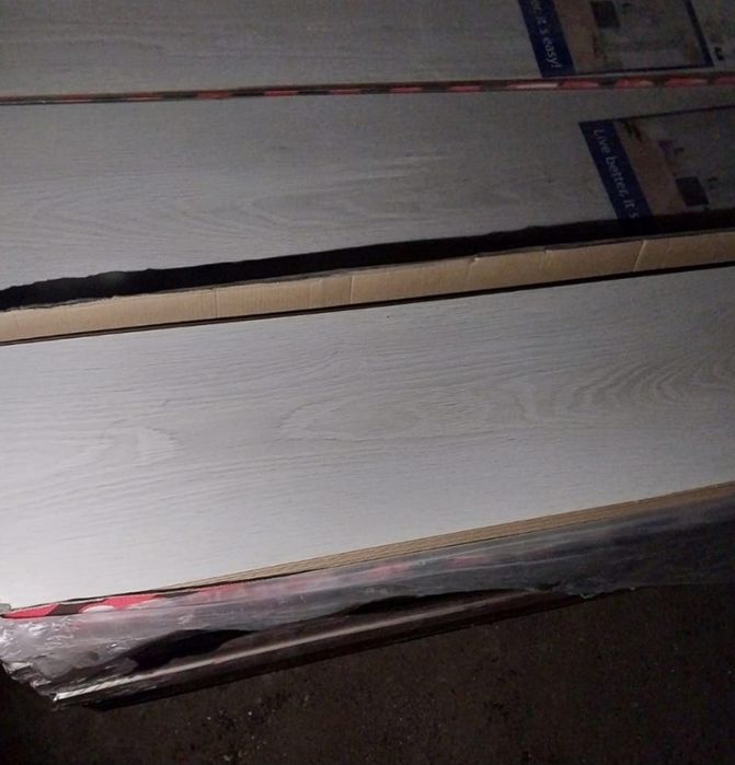 Ламинат 18кв.м Россия. Белого цвета.