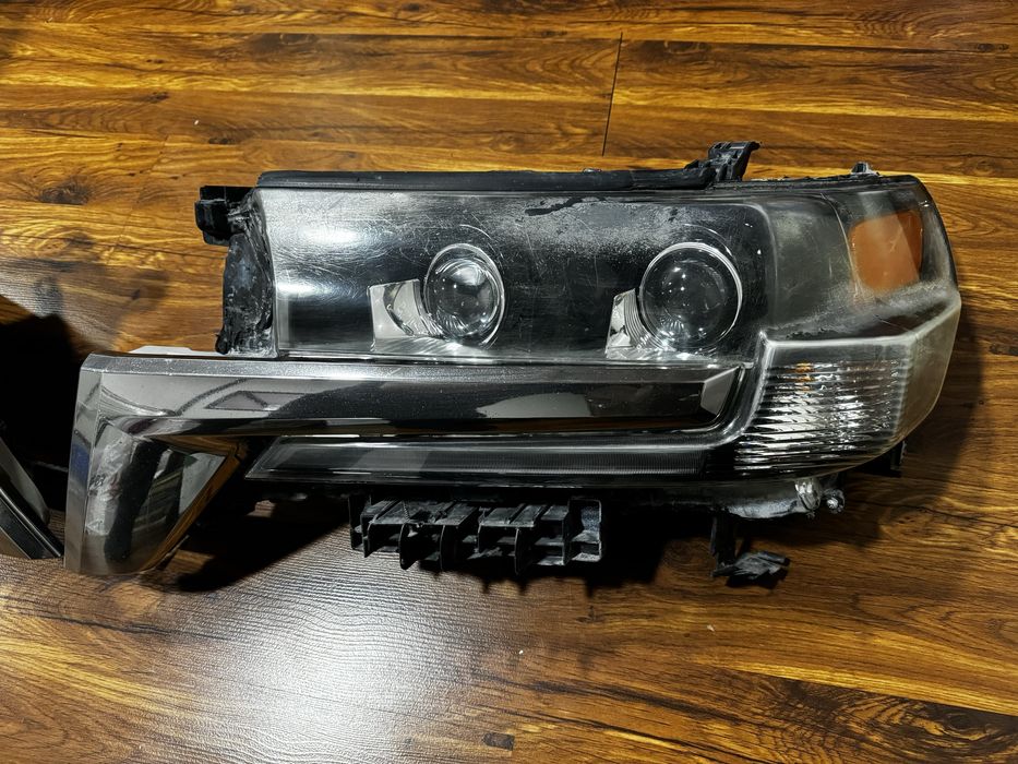 Продается  фара ot Toyota Land Cruiser LC 200