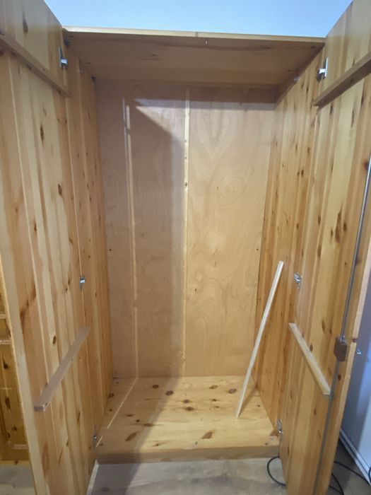 Vand mobila din lemn brad