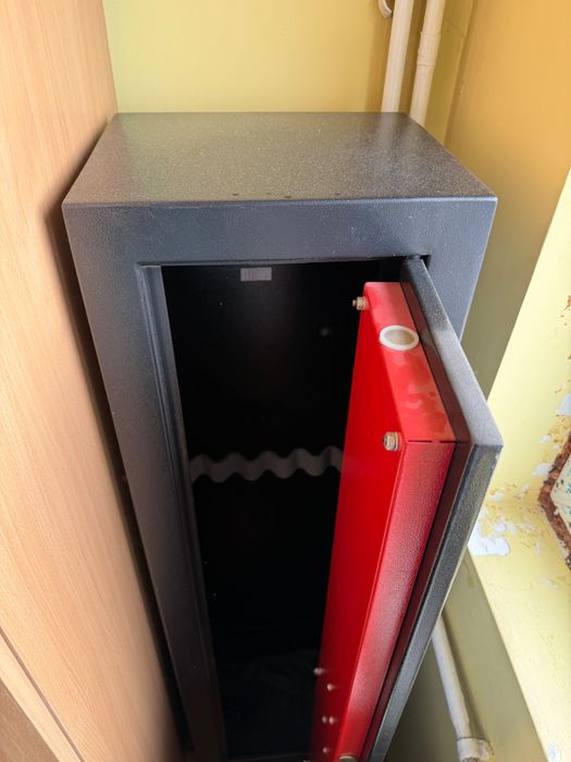 Dulap 6 arme interior roșu cu negru