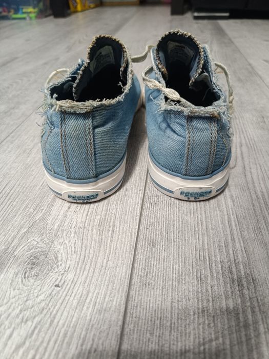 Adidași Dockers.