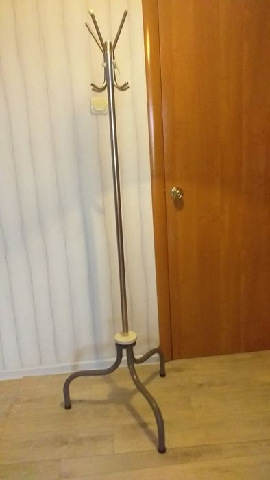 Вешалка железная напольная