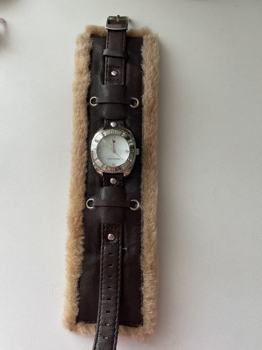 Кафяв часовник-гривна Tommy Hilfiger със седефен циферблат