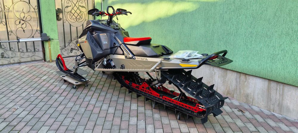 Snowmobil Ski Doo Summit X 850  Turbo  121 mile !!!
