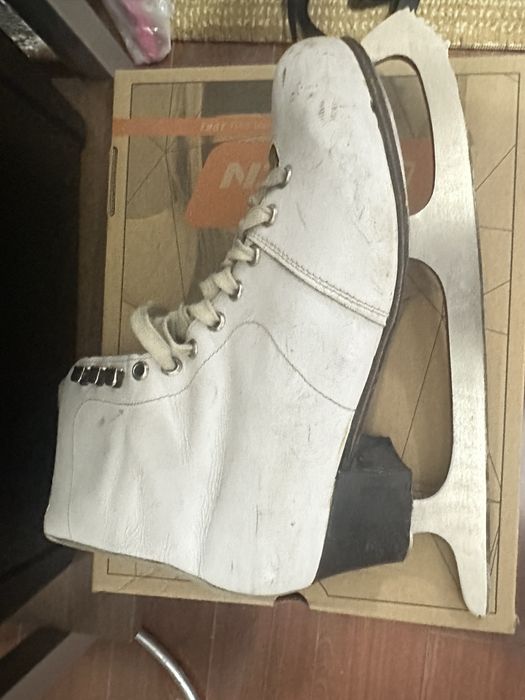 Женские белые коньки