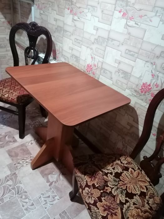 Стол кухонный, 2 стула полумягких.