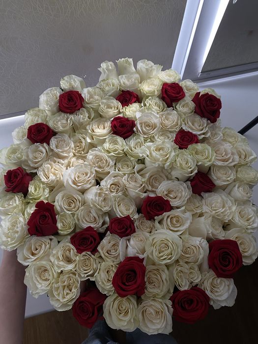 Продам букет 101 роза с красными розами