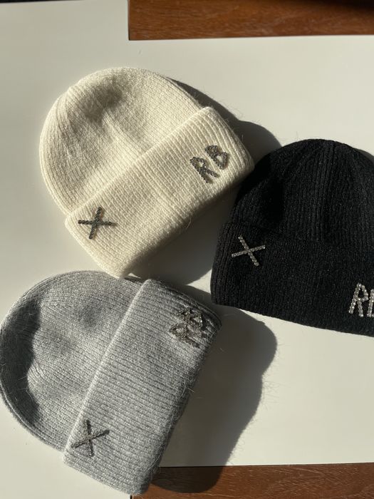 Дамска зимна шапка плетиво с камъни