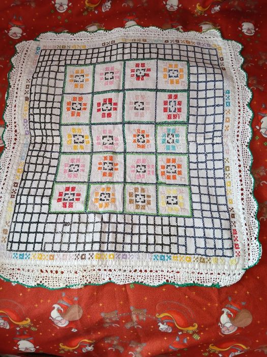 Fata de masa pe etamina