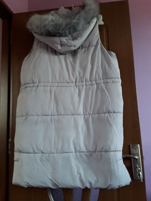 Vând Vestă Lungă cu Glugă si Blăniță Mărimea 46 Nouă Italia