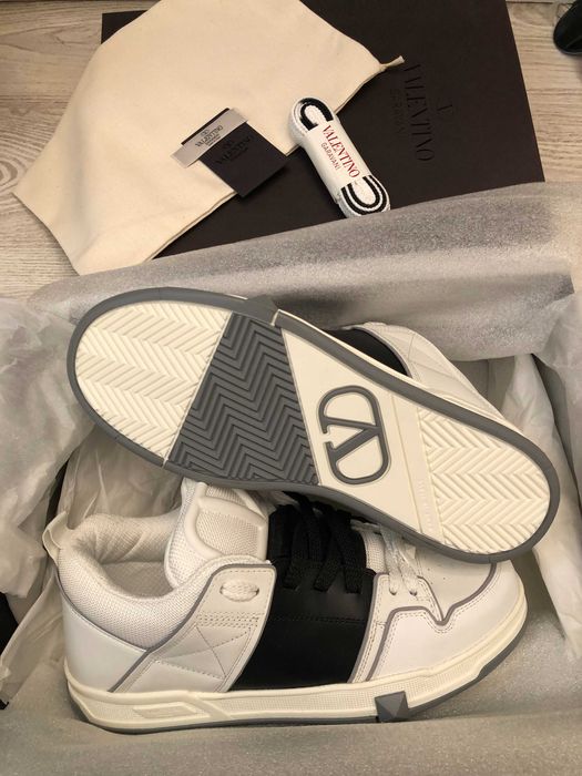 Valentino Garavani new model 41 oversize, full box, retail 850 euro