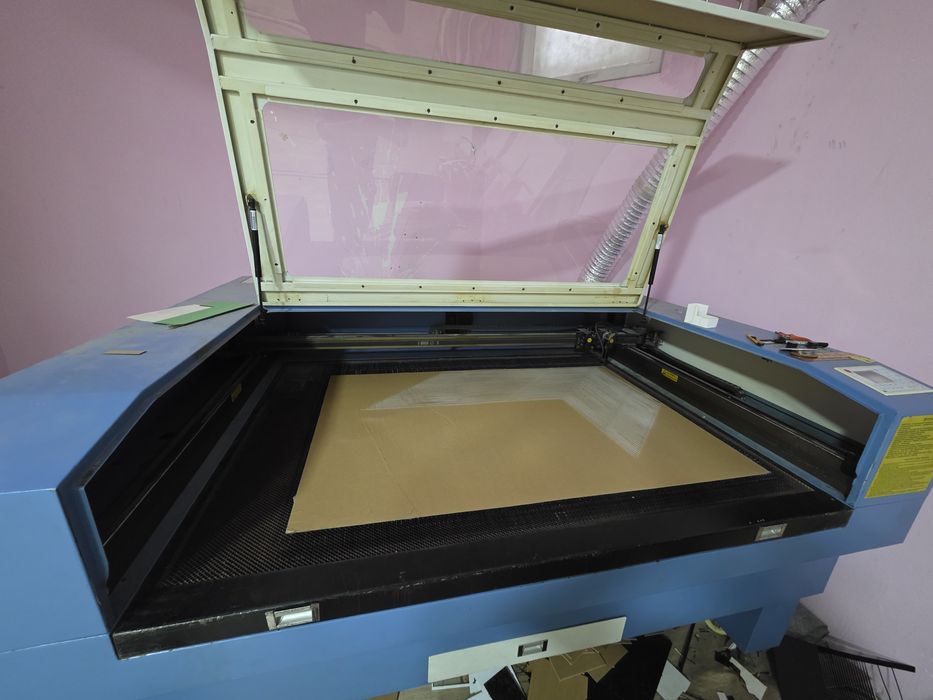 Lazer stanok 140x 100 sotiladi