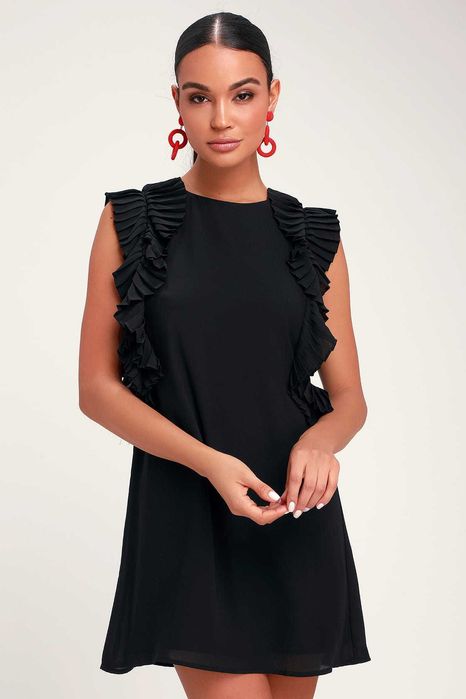 Черна къса рокля с плисирани ръкави