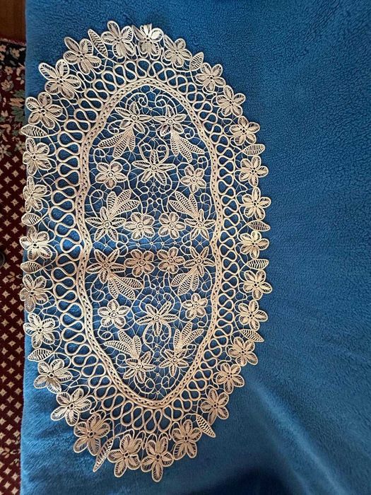 Fata de Masa cu Broderie Macramé