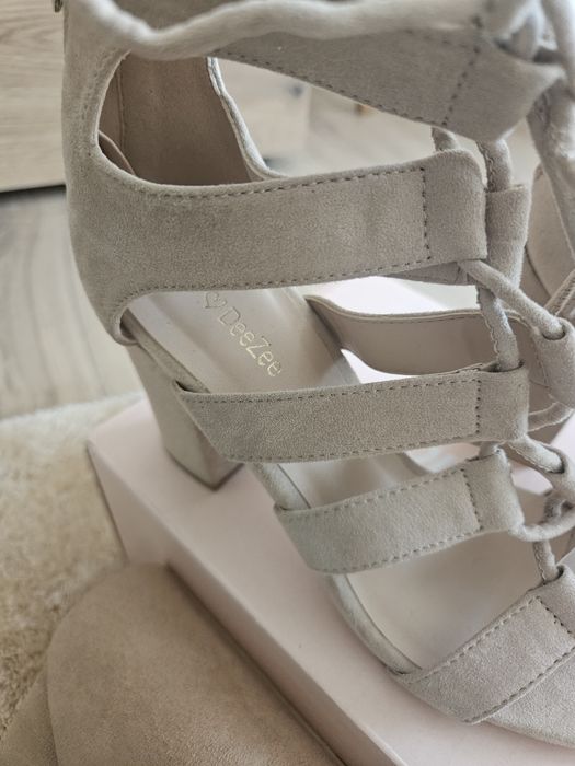 Обувки на висок ток DeeZee