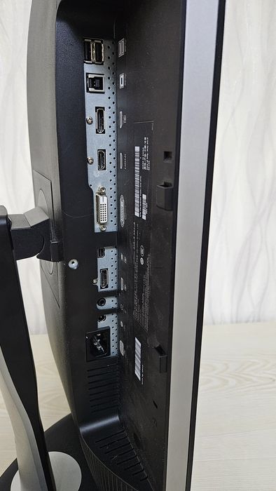 Монитор DELL UltraSharp U2713H  диагональ 27"