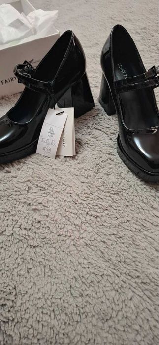 Дамски обувки чисто нови 37 номер подходящи да пролет и есен