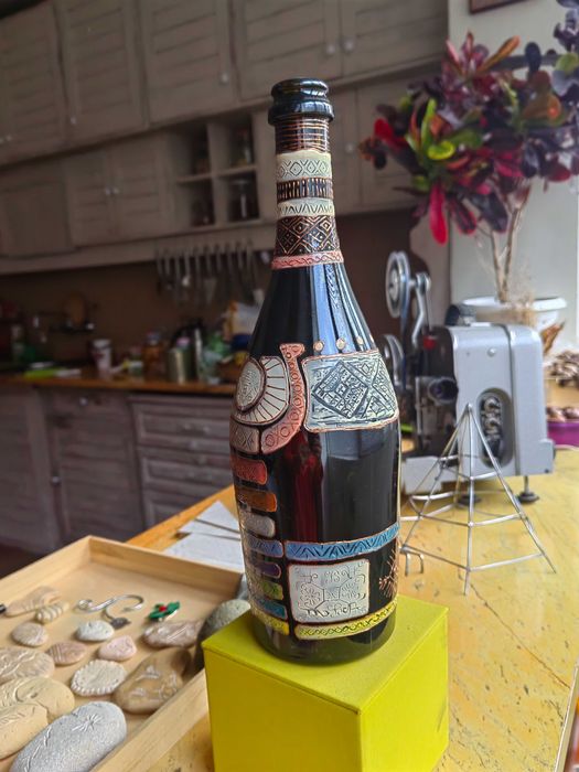 Бутилка Рисувано стъкло с Български мотиви за подарък