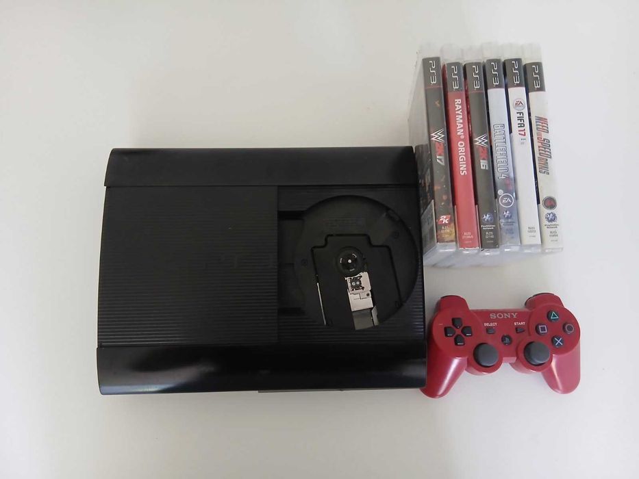 PlayStation 3 с джойстик и шест игри. Игрите са кеч 2017 кеч 2016 battlefield 4 FIFA 17 need for speed rivals