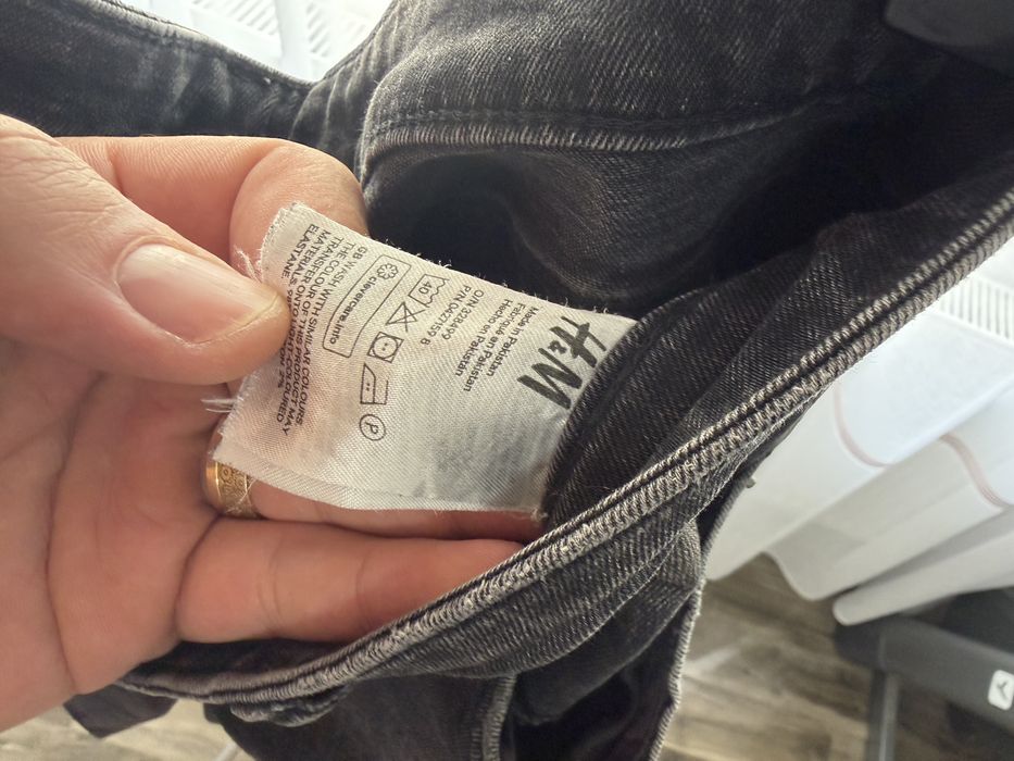 Blugi negri marca H&M