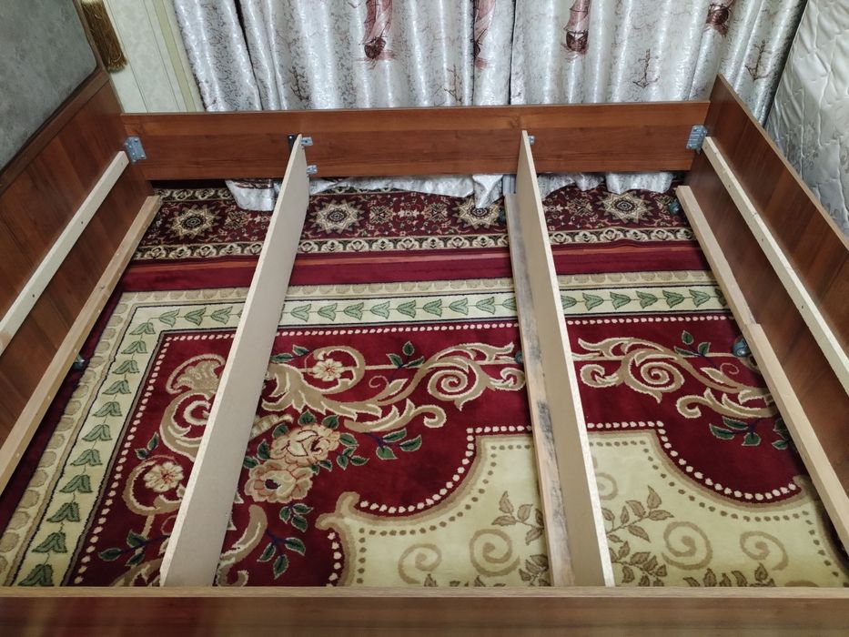 Кровать двухспальная (2 *1.6 м)