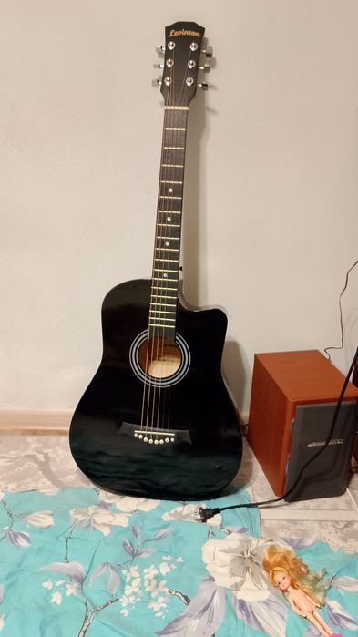 Продам гитару цвет чёрный