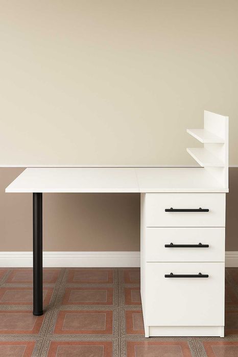 Маникюрный  столик