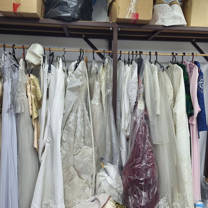 Арзан бағада киімдер сатылады.