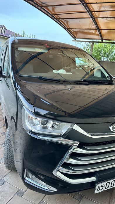 Jac M4 11 o’rinli mikroavtobus