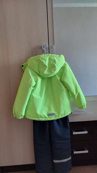 Продам демисезонный костюм