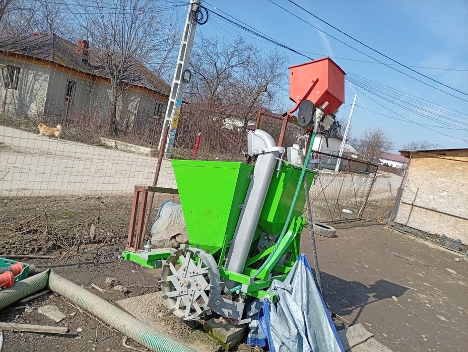 Vând banda de scos cartofi și mașina de plantat cartofi la pachet