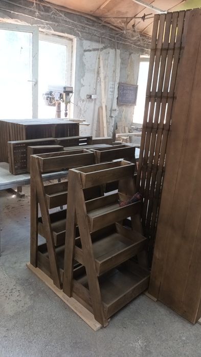 Дървени стелажи от щайги