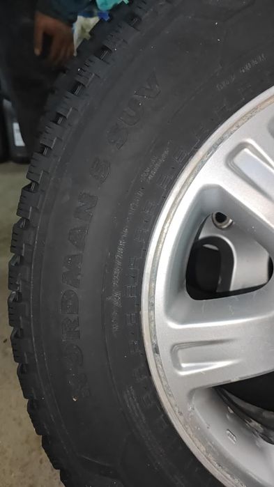 Продам шины без дисков . 225/70/16suv