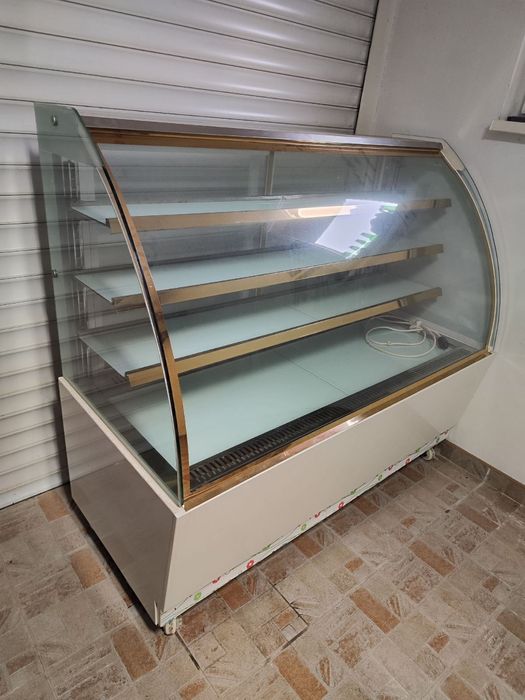 Сладкарска витрина